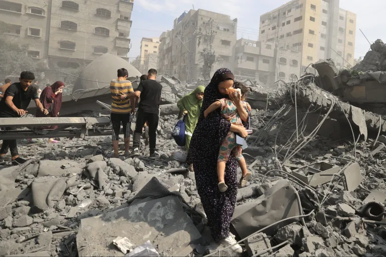 /images/noticias/Palestinians evacuate after an Israeli air strike.jpg